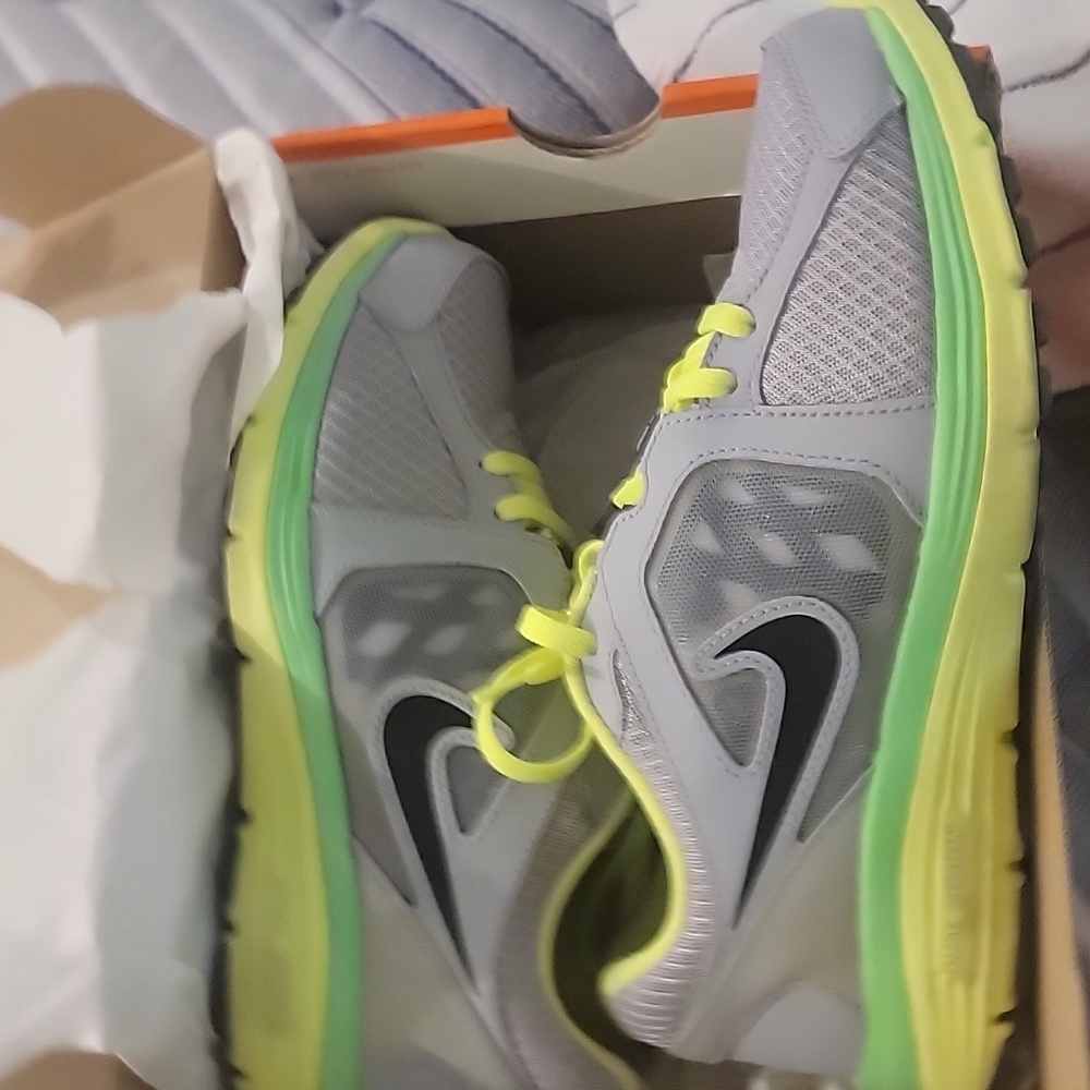 Nike - Picture 2 of 4